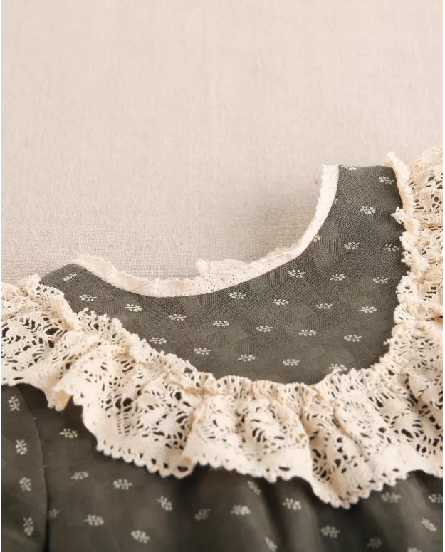 Vestido de bebé niña verde oscuro con estampado y ganchillo