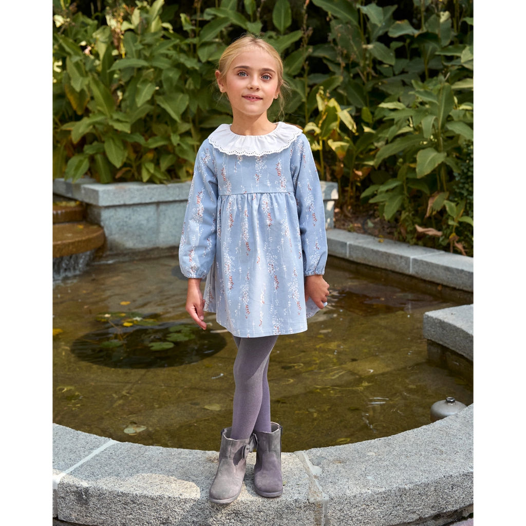 Vestido de niña azul con cuello con volante bordado