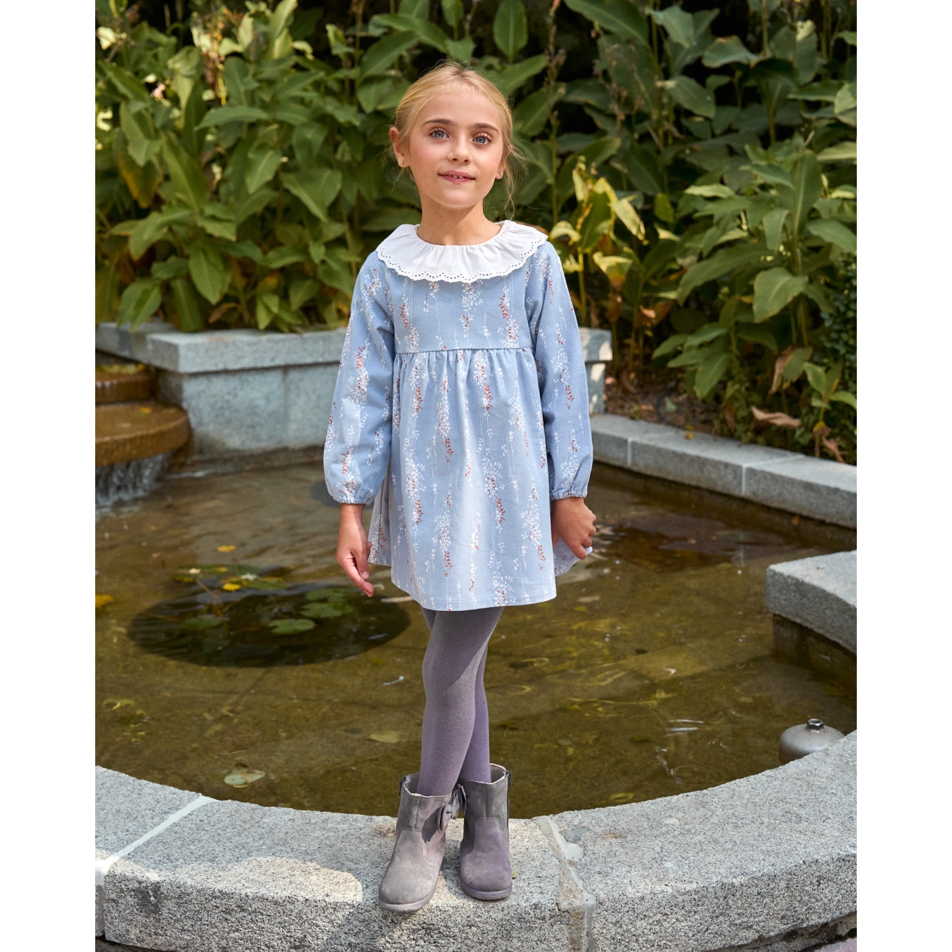 Vestido de niña azul con cuello con volante bordado