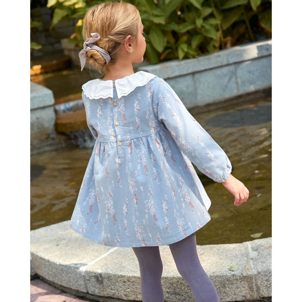 Vestido de niña azul con cuello con volante bordado