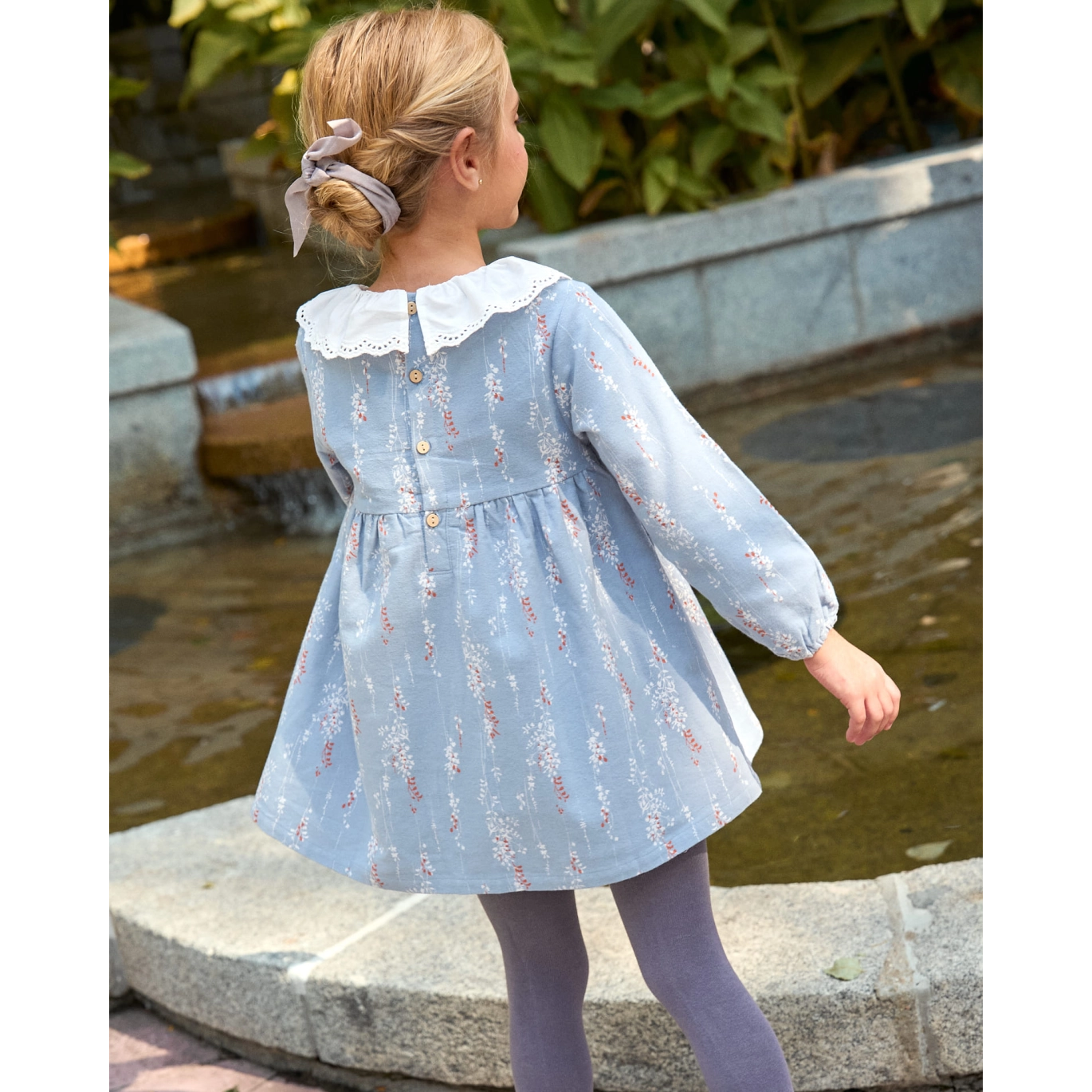 Vestido de niña azul con cuello con volante bordado