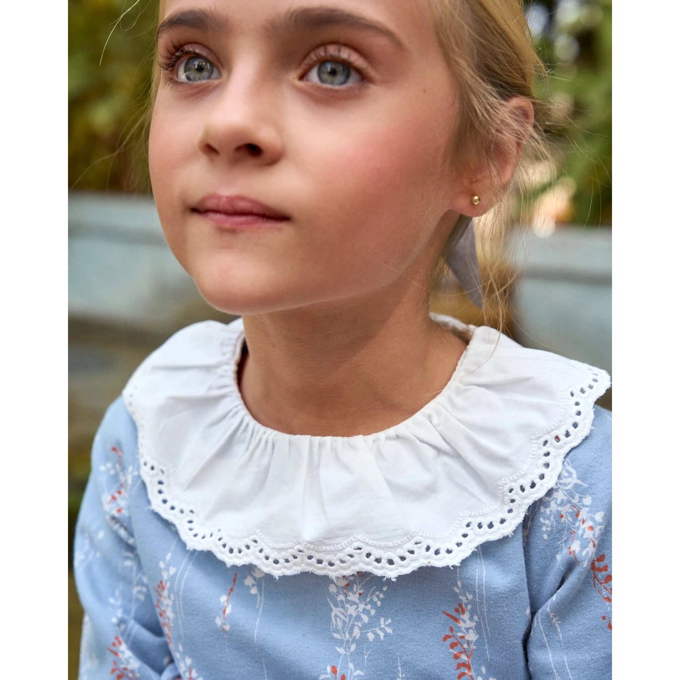 Vestido de niña azul con cuello con volante bordado