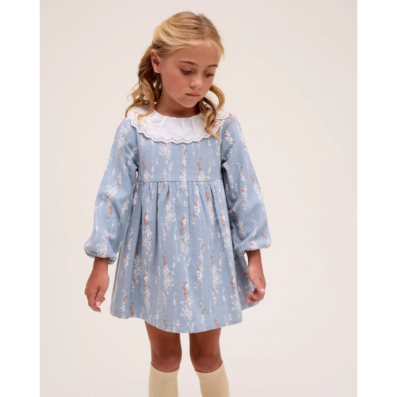 Vestido de niña azul con cuello con volante bordado