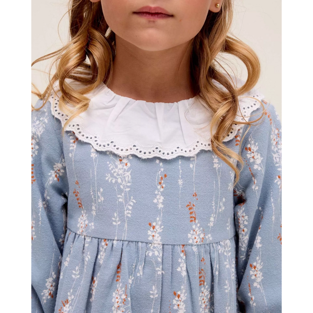 Vestido de niña azul con cuello con volante bordado