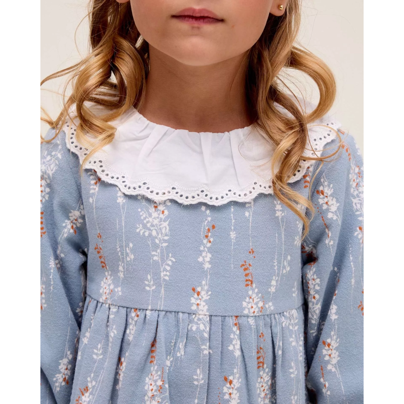 Vestido de niña azul con cuello con volante bordado