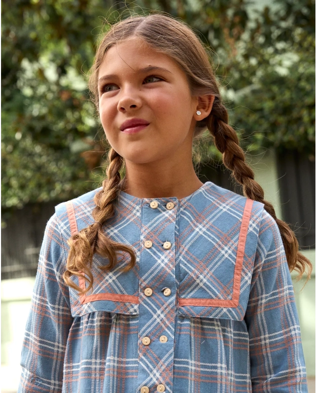Vestido de niña azul con detalle botones y ribete naranja