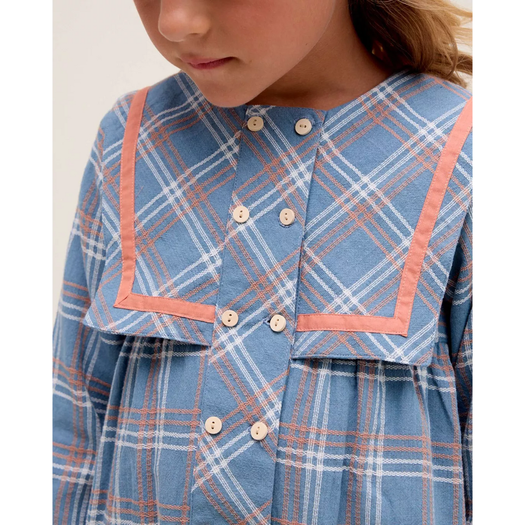 Vestido de niña azul con detalle botones y ribete naranja