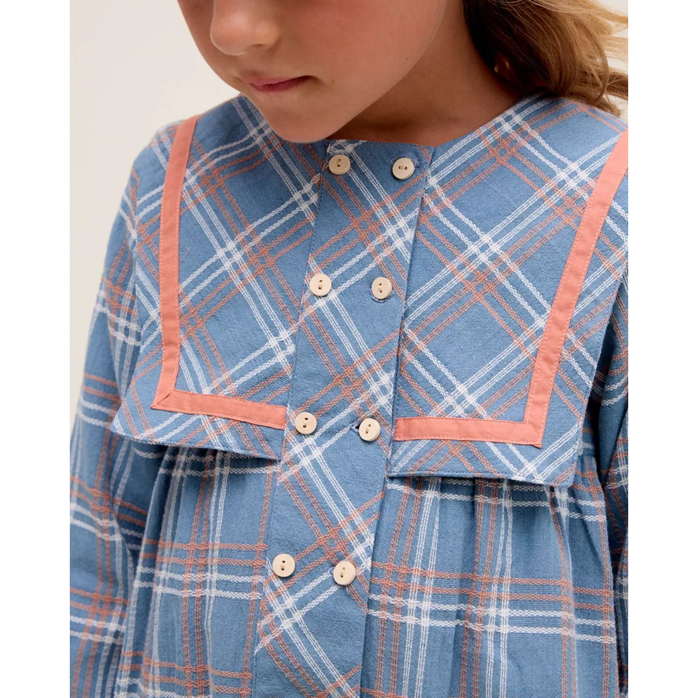 Vestido de niña azul con detalle botones y ribete naranja