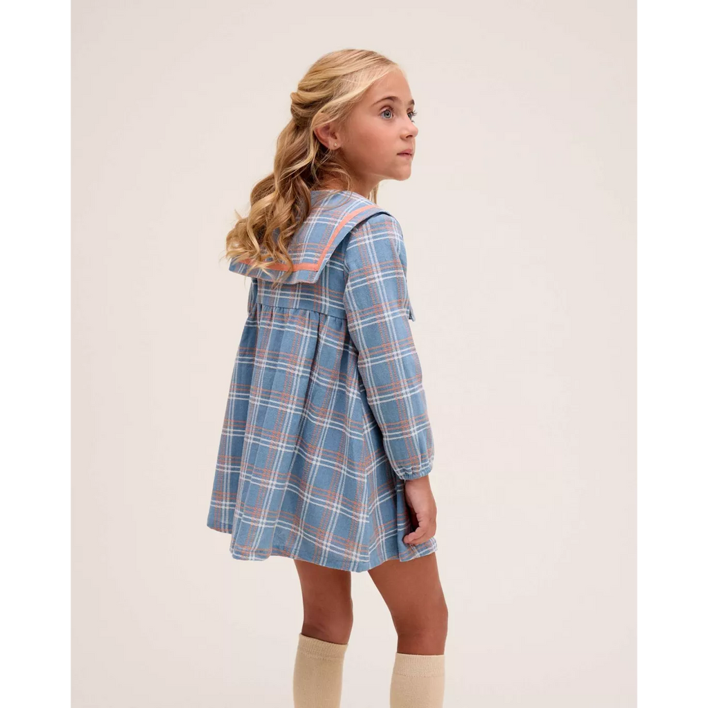 Vestido de niña azul con detalle botones y ribete naranja