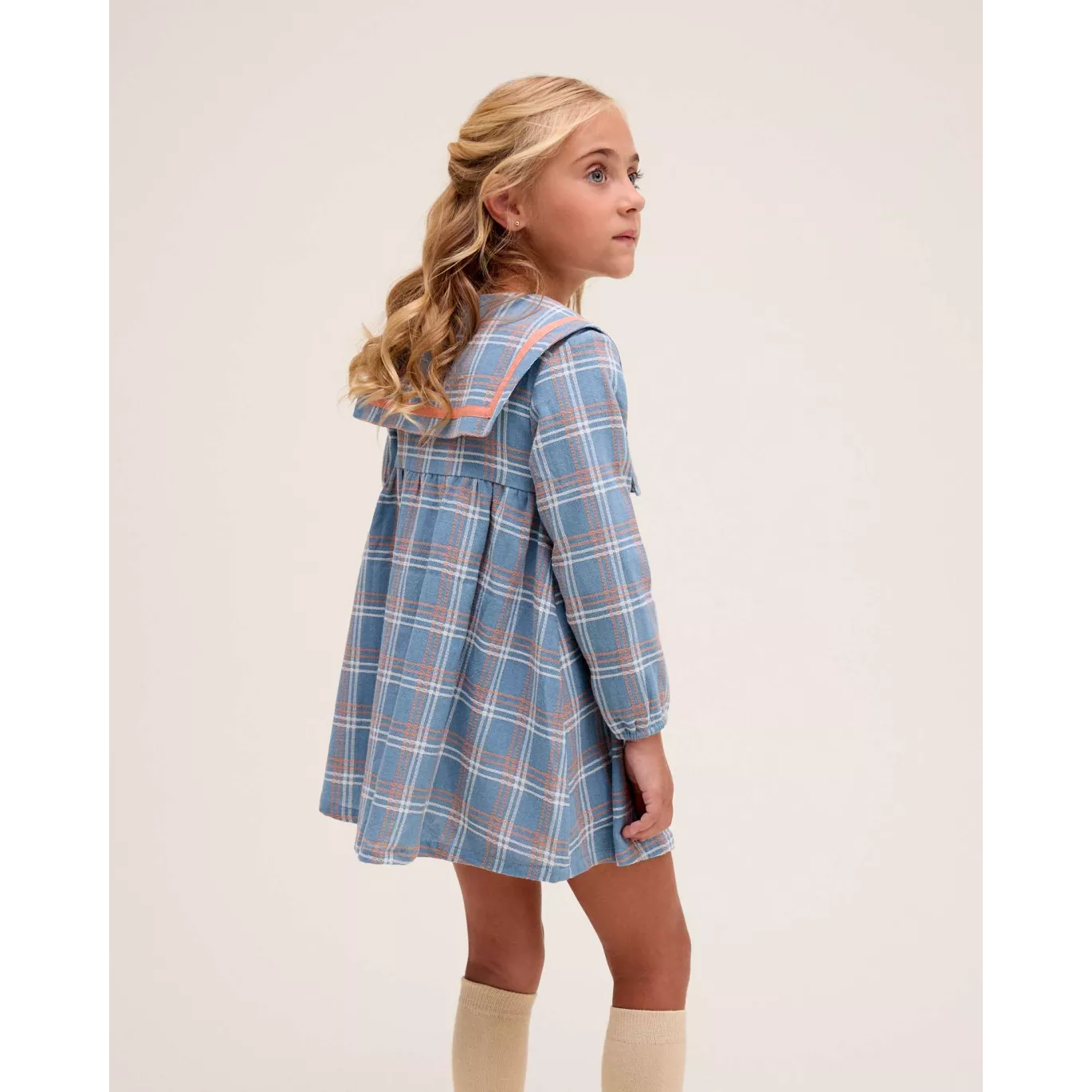 Vestido de niña azul con detalle botones y ribete naranja