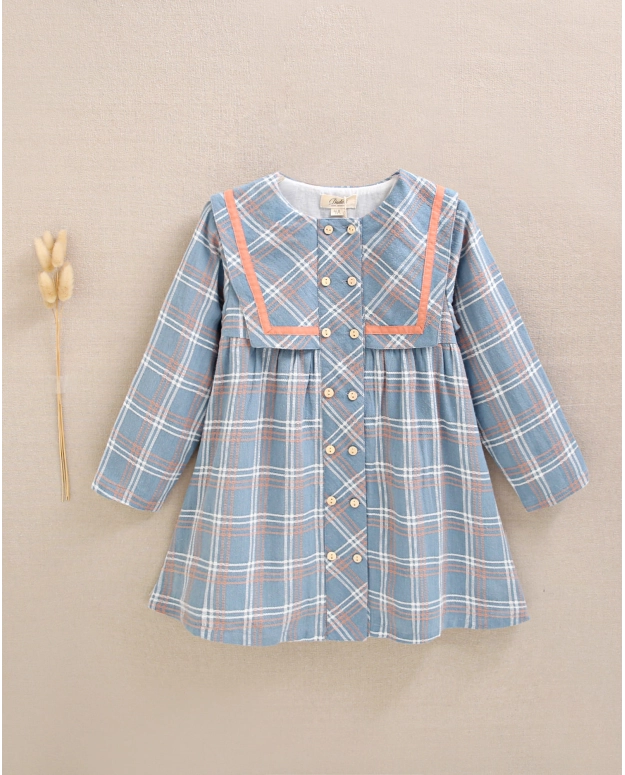 Vestido de niña azul con detalle botones y ribete naranja