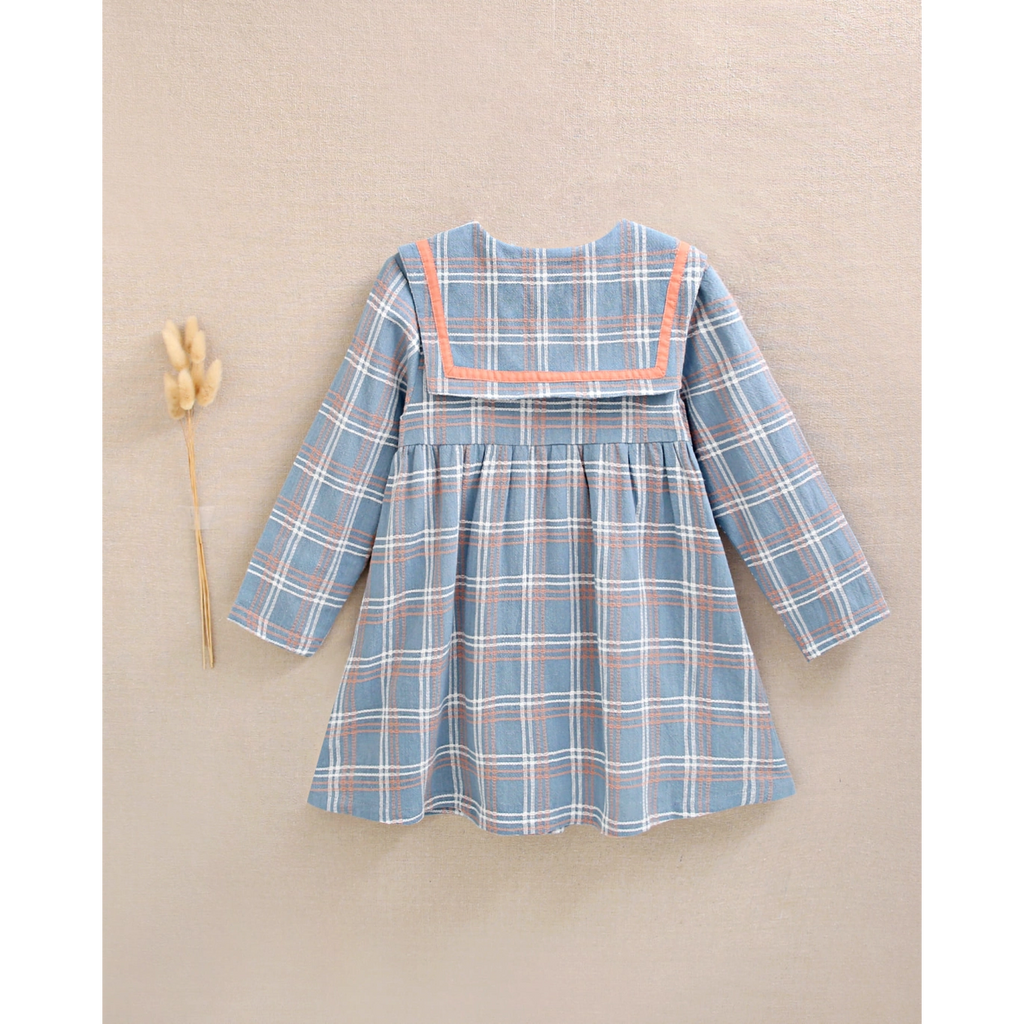 Vestido de niña azul con detalle botones y ribete naranja