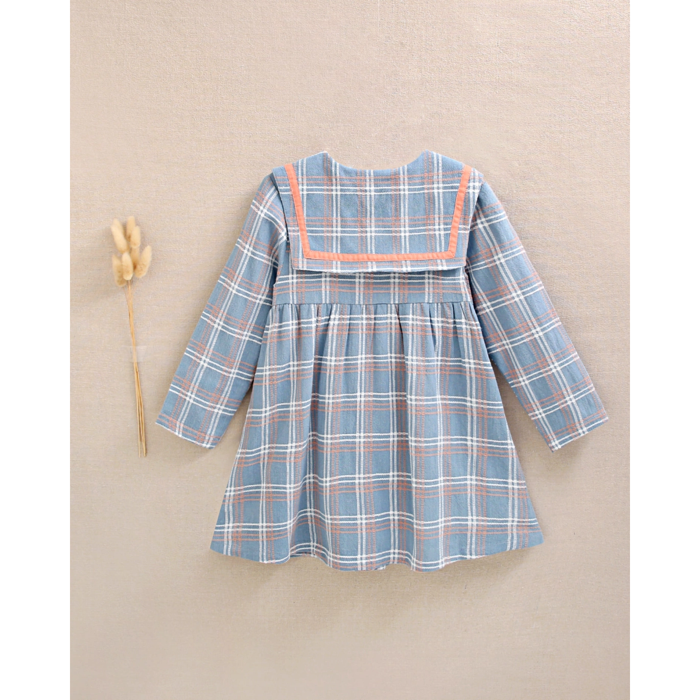 Vestido de niña azul con detalle botones y ribete naranja