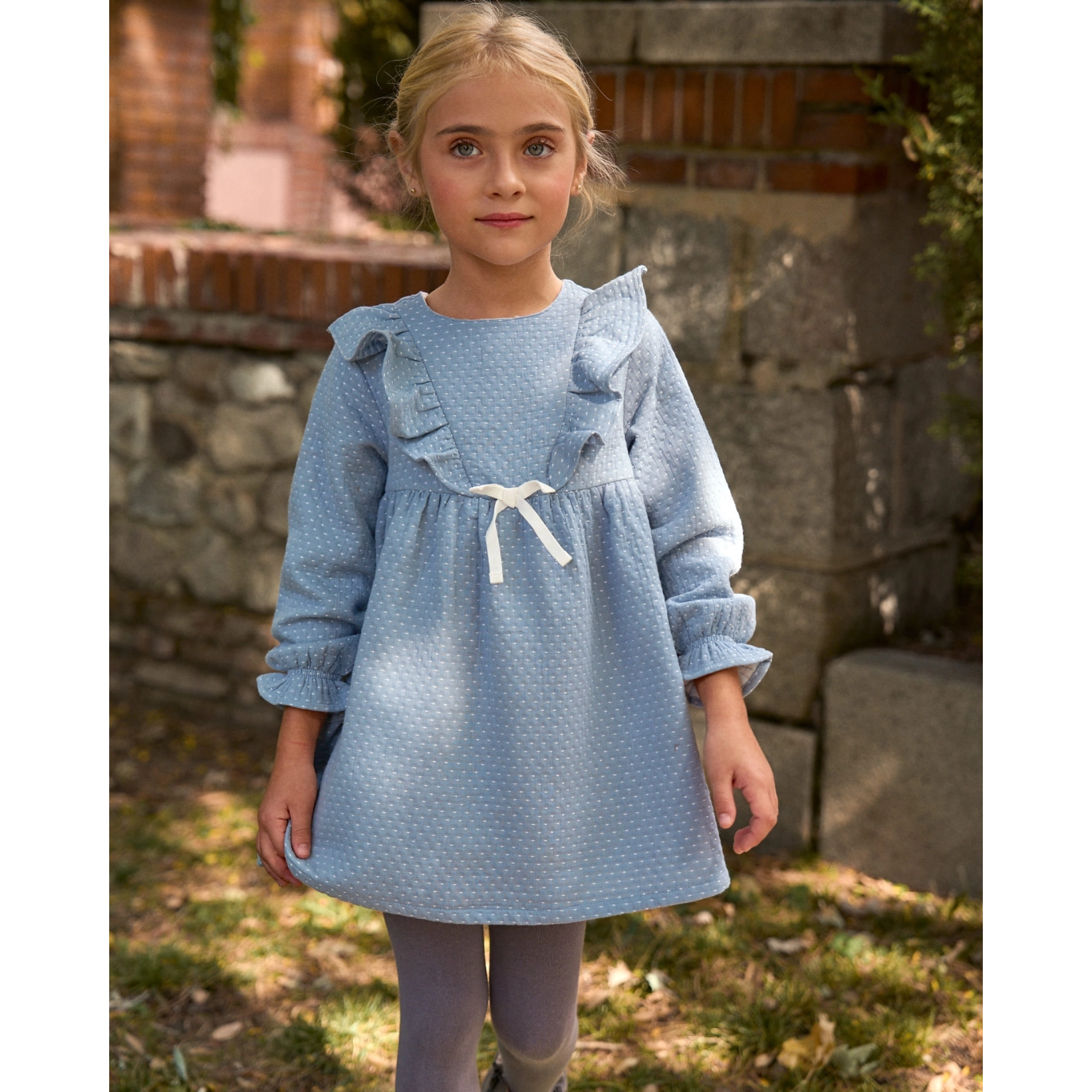 Vestido de niña azul con detalle de lazo y topitos blancos