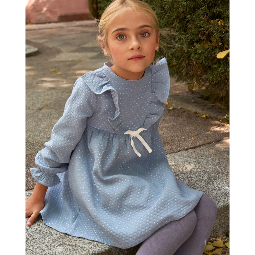 Vestido de niña azul con detalle de lazo y topitos blancos