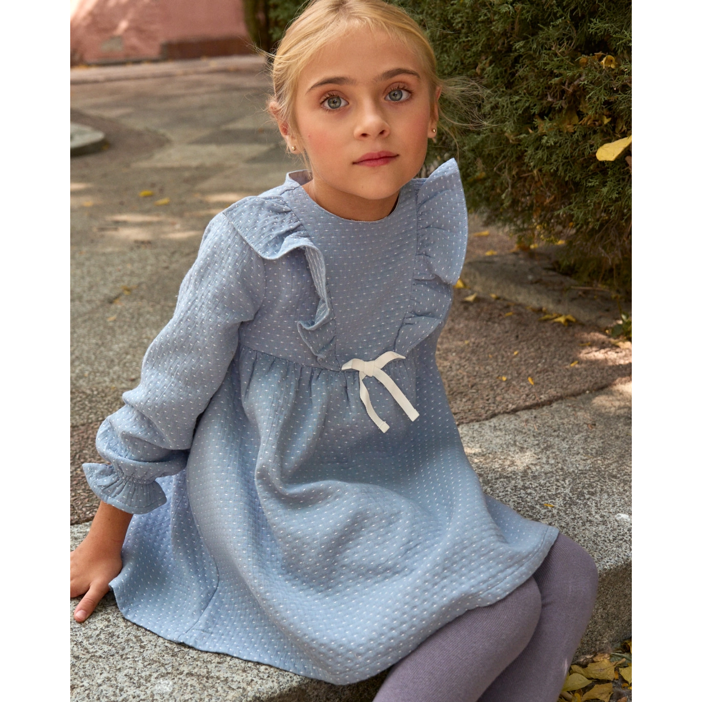 Vestido de niña azul con detalle de lazo y topitos blancos