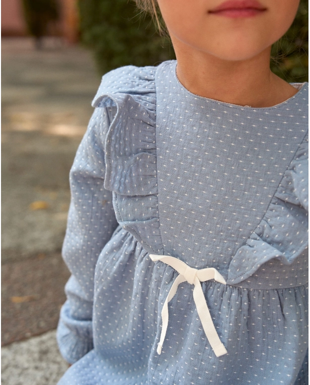Vestido de niña azul con detalle de lazo y topitos blancos