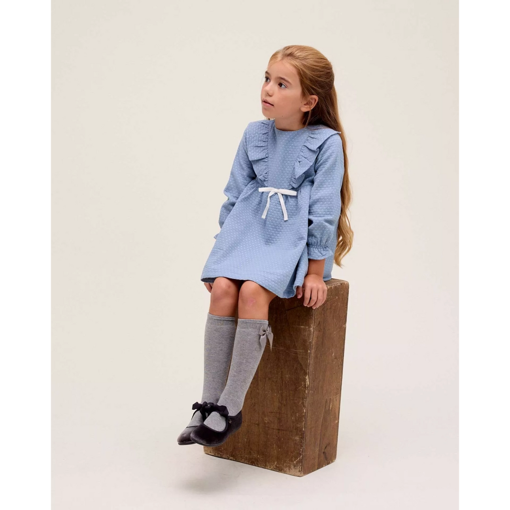 Vestido de niña azul con detalle de lazo y topitos blancos