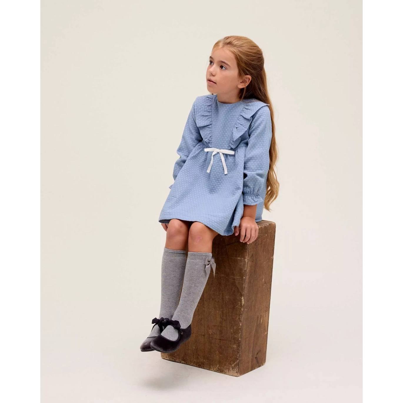 Vestido de niña azul con detalle de lazo y topitos blancos