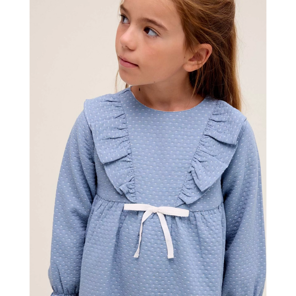 Vestido de niña azul con detalle de lazo y topitos blancos