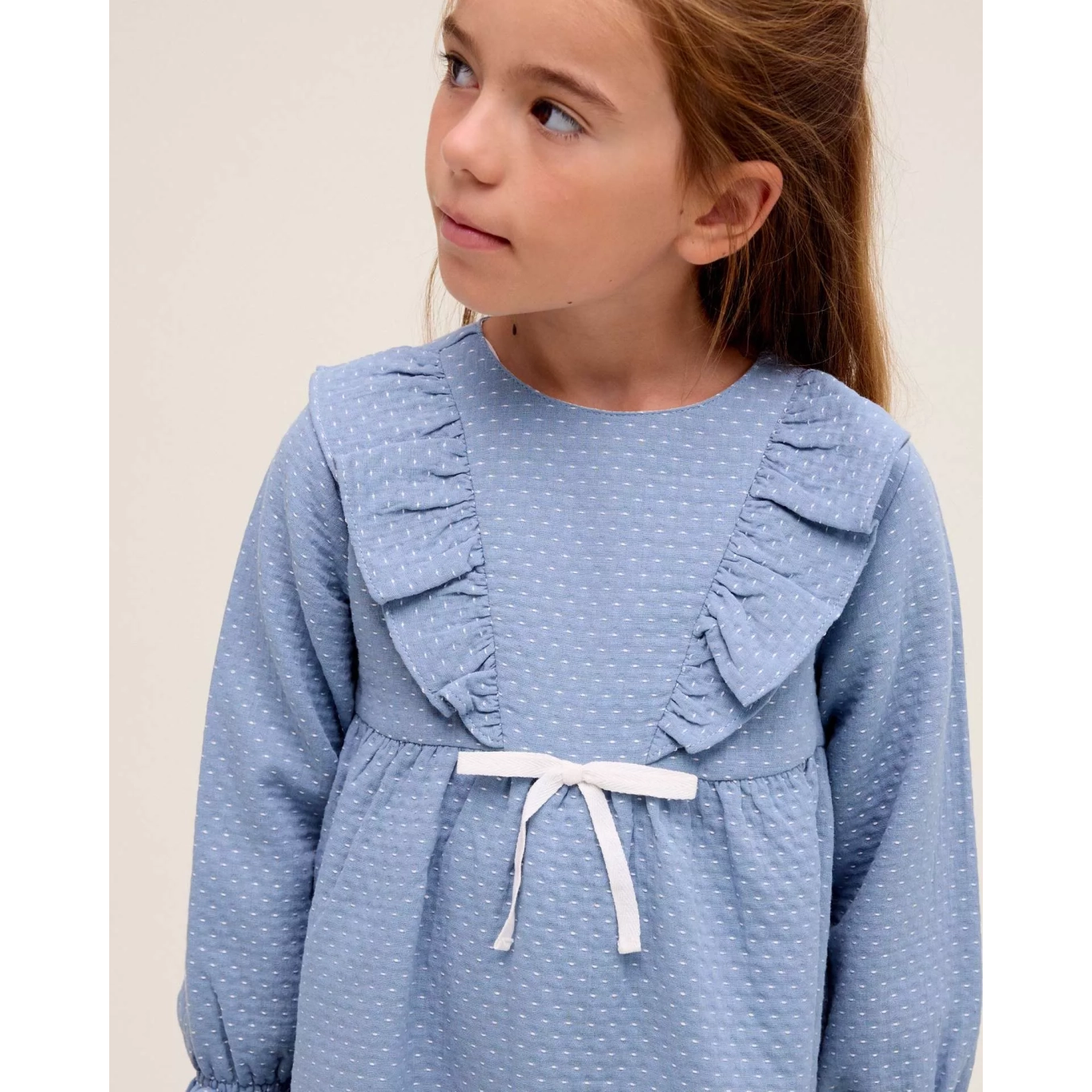 Vestido de niña azul con detalle de lazo y topitos blancos