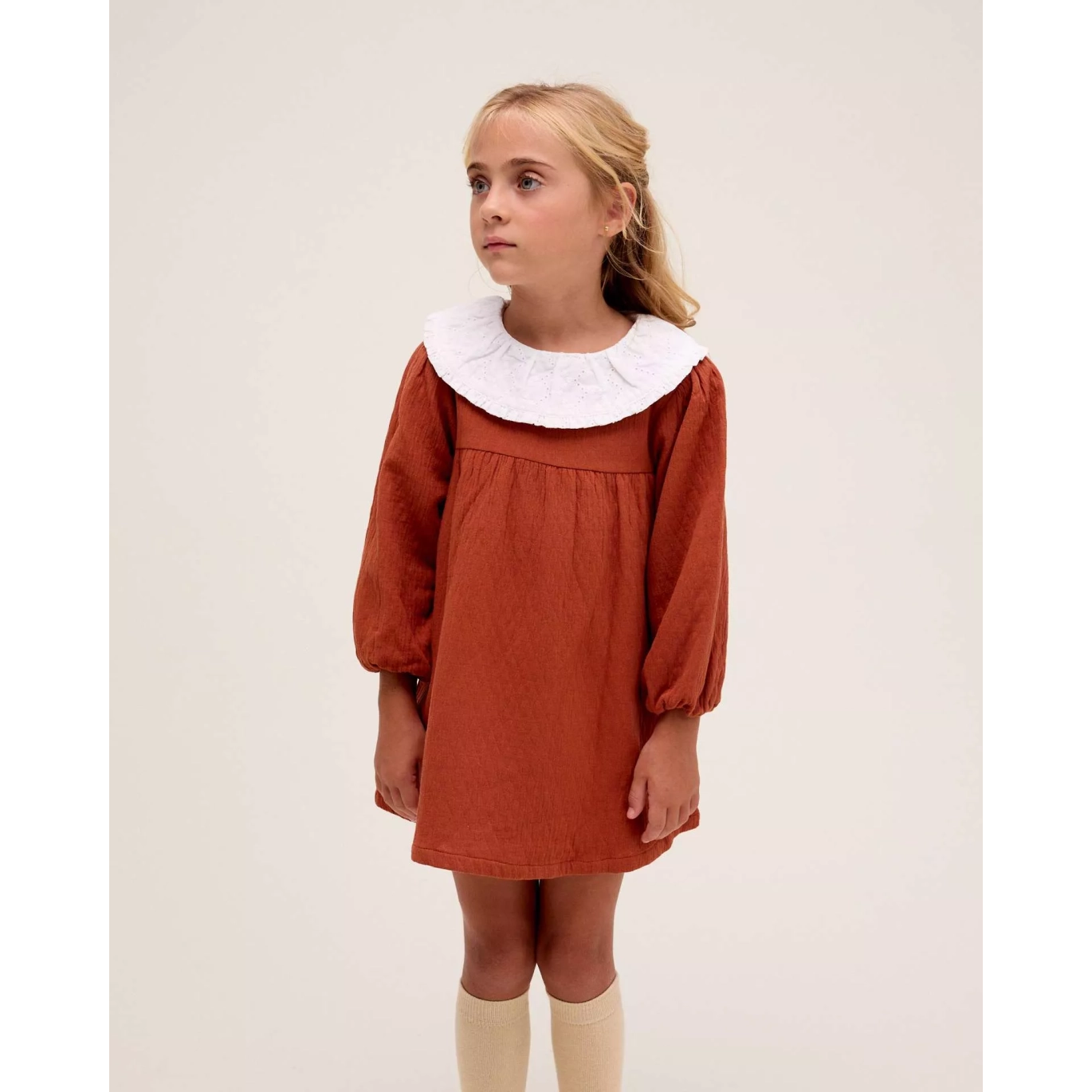 Vestido de niña color teja y manga larga abullonada