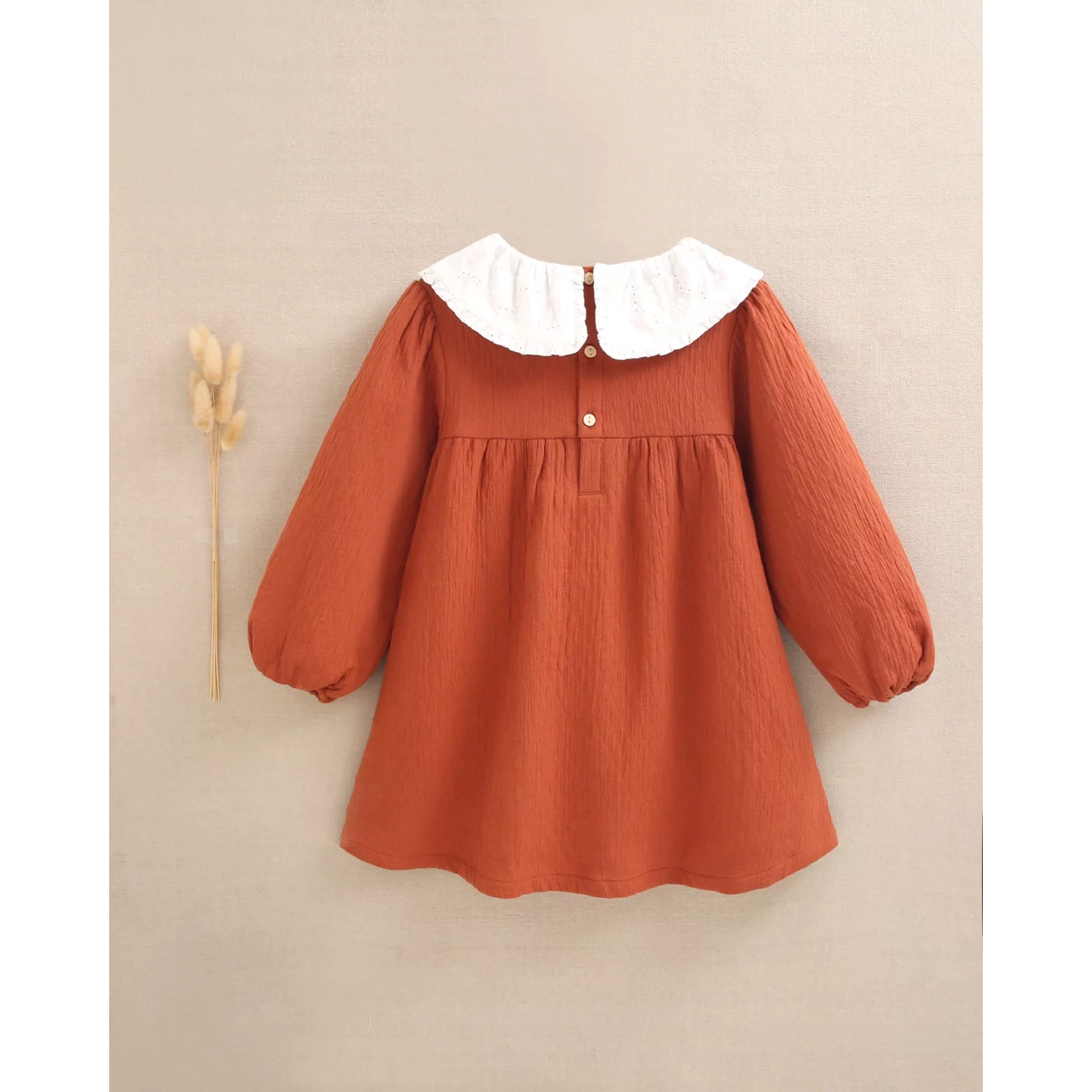 Vestido de niña color teja y manga larga abullonada