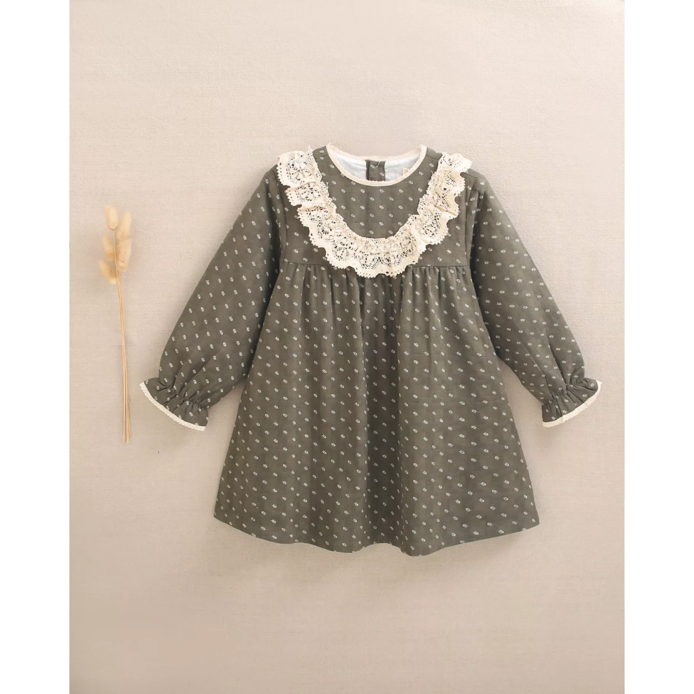 Vestido de niña con estampado de hojas