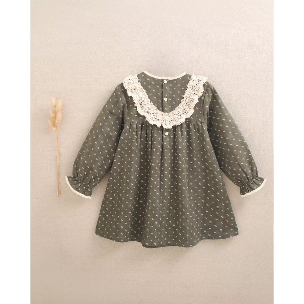 Vestido de niña con estampado de hojas
