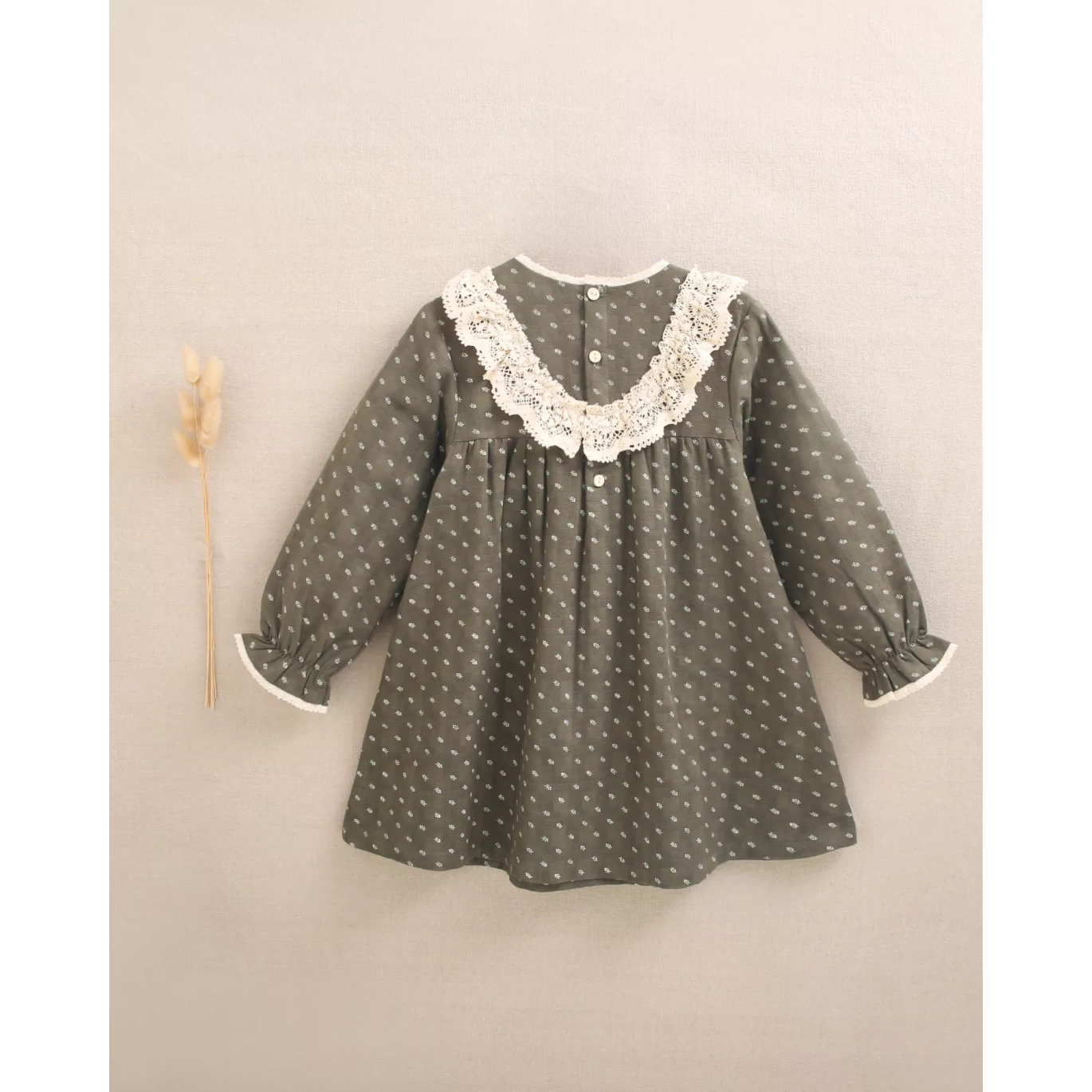 Vestido de niña con estampado de hojas