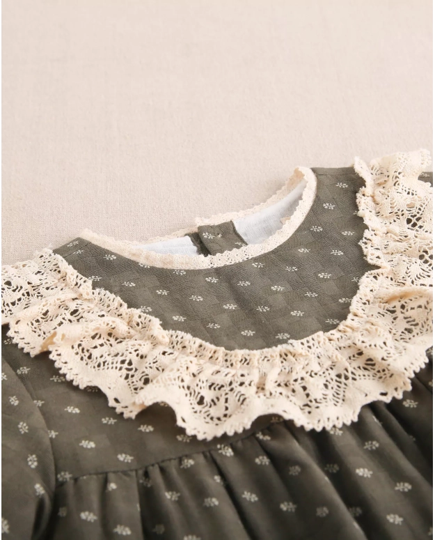 Vestido de niña con estampado de hojas