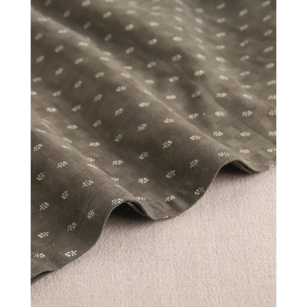 Vestido de niña con estampado de hojas