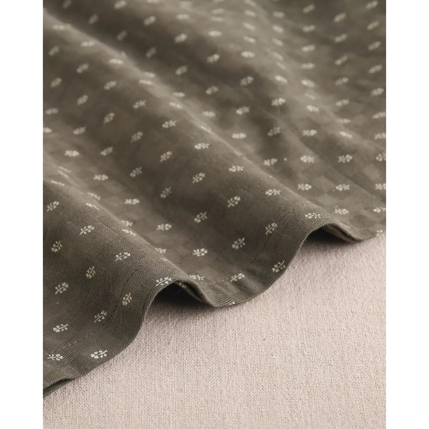 Vestido de niña con estampado de hojas