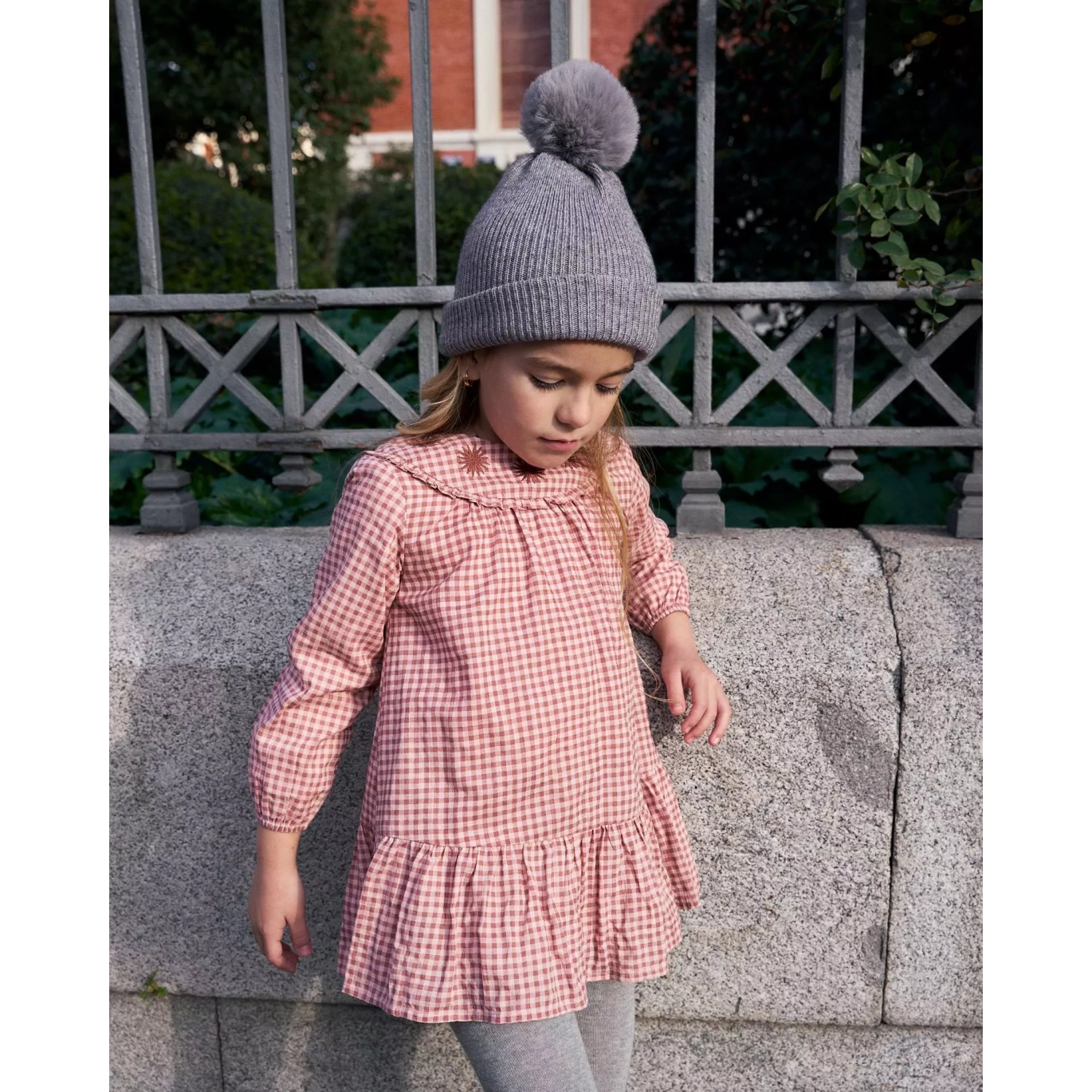 Vestido de niña cuadros rosa y detalle flores bordadas