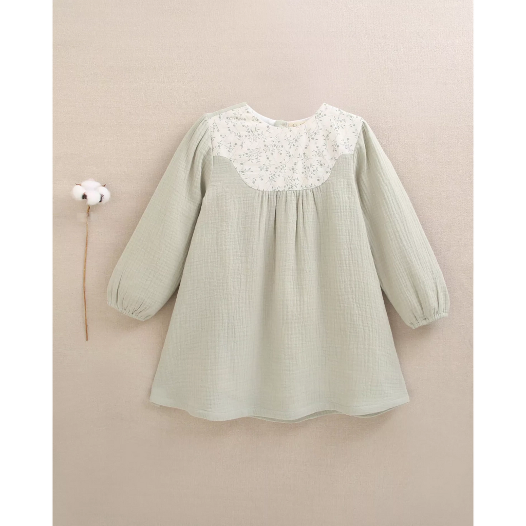 Vestido de niña de muselina en verde con detalle floral en el cuello
