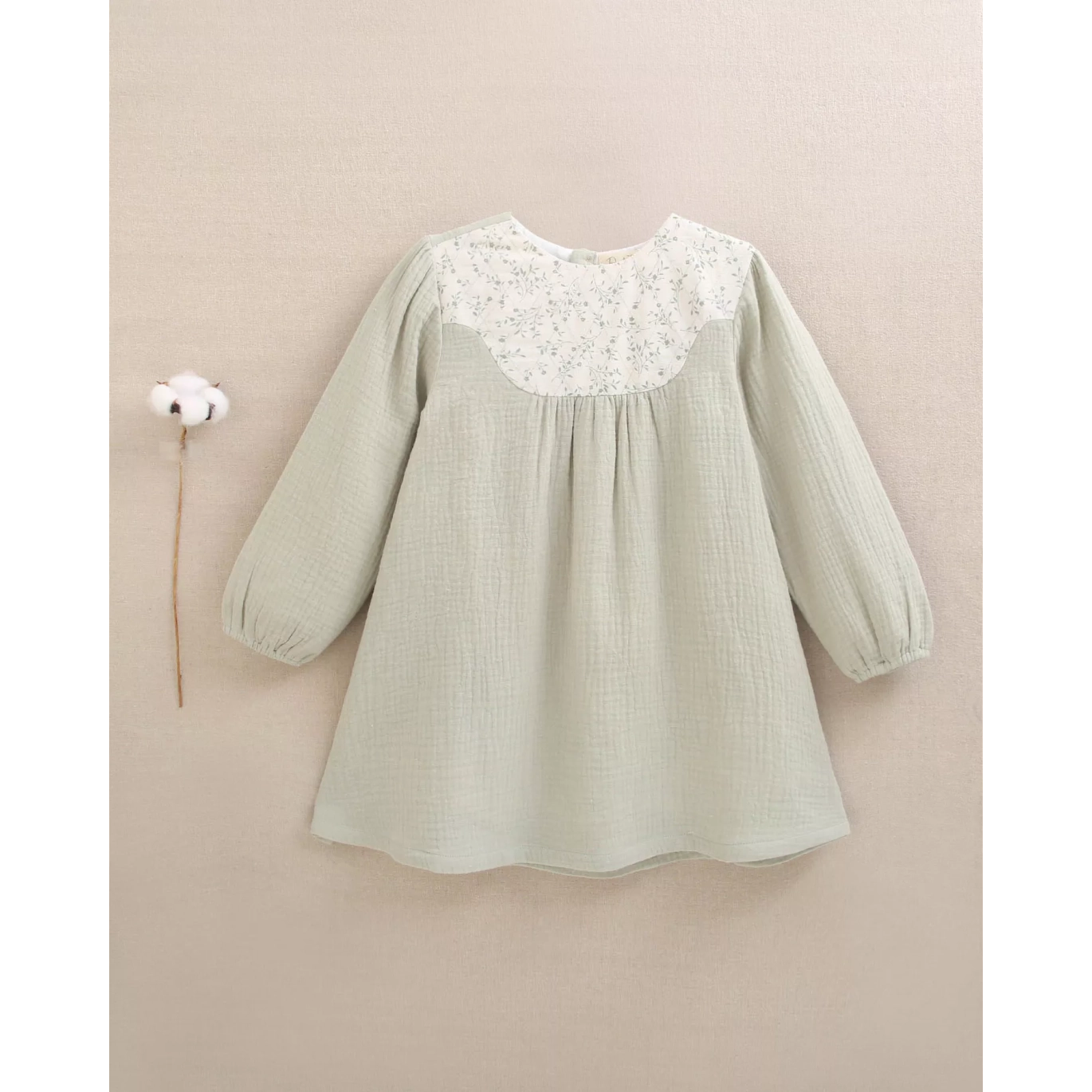 Vestido de niña de muselina en verde con detalle floral en el cuello