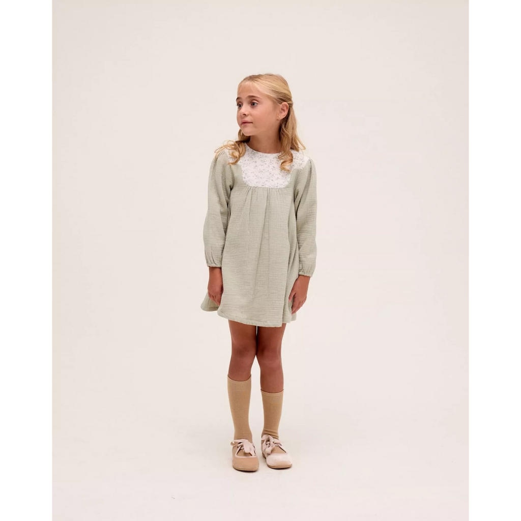 Vestido de niña de muselina en verde con detalle floral en el cuello