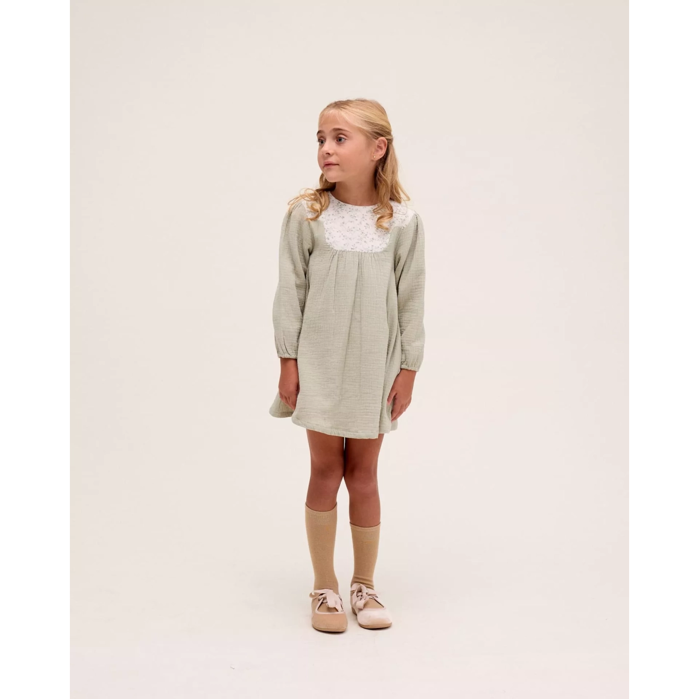 Vestido de niña de muselina en verde con detalle floral en el cuello