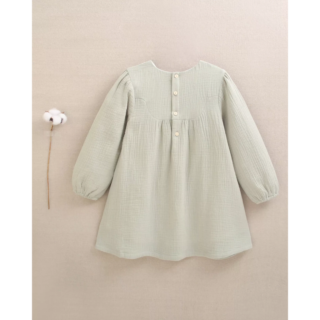 Vestido de niña de muselina en verde con detalle floral en el cuello