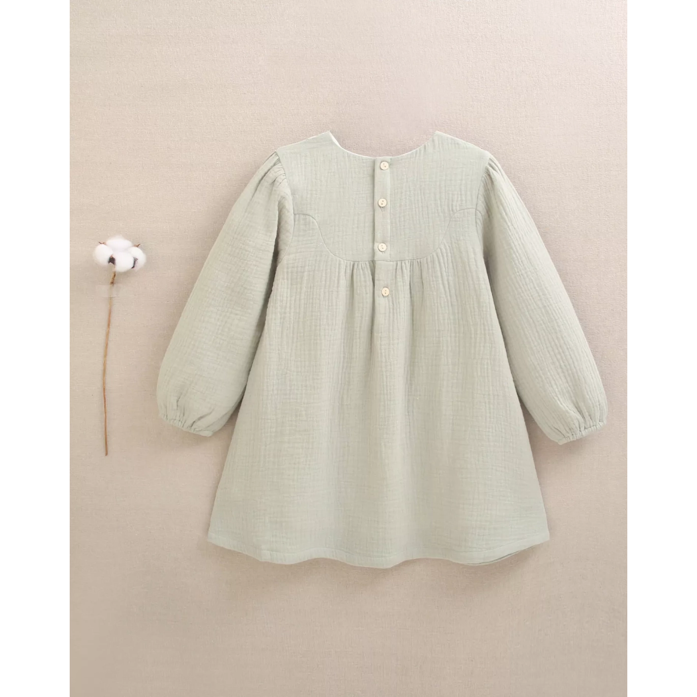 Vestido de niña de muselina en verde con detalle floral en el cuello