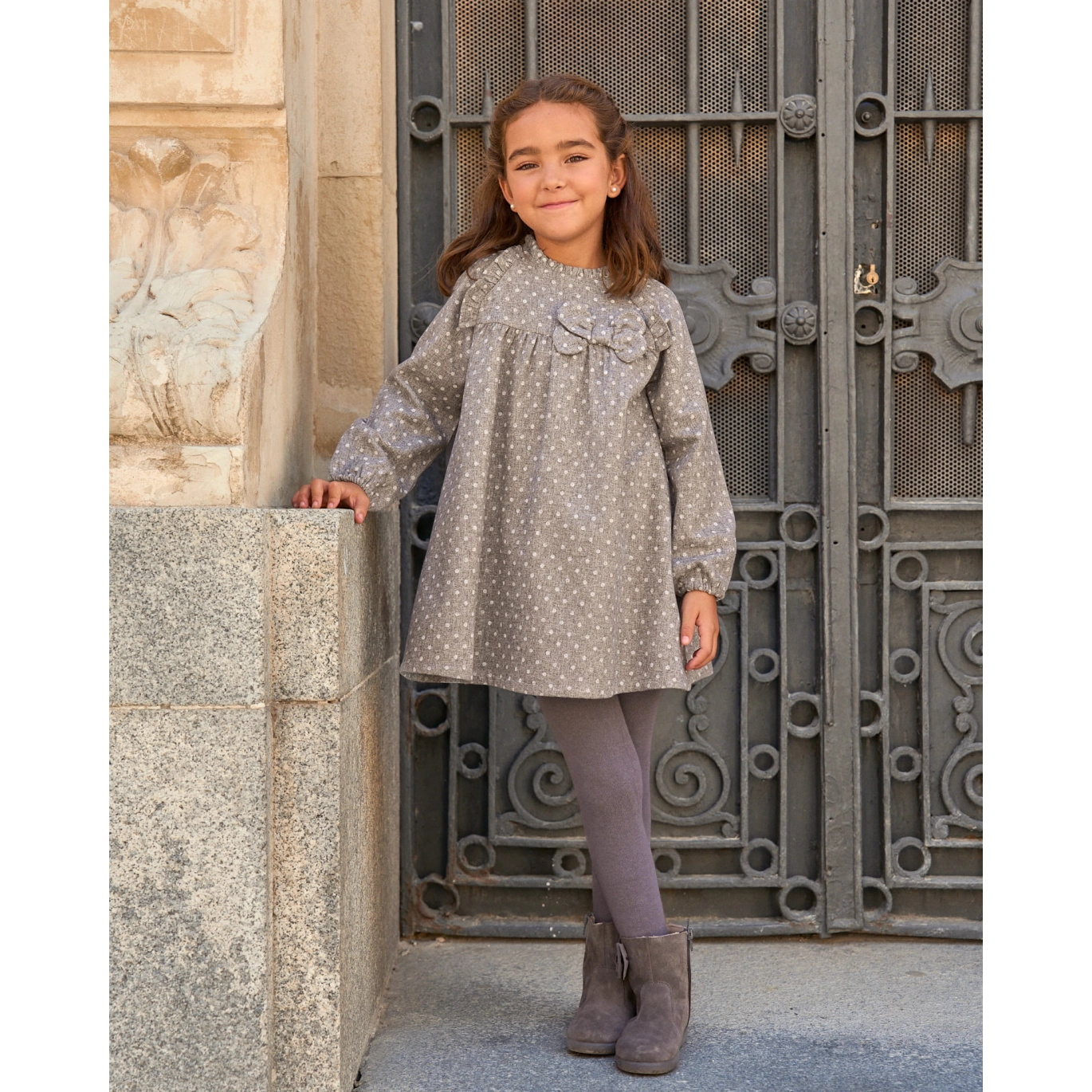 Vestido de niña en gris jaspeado con topos