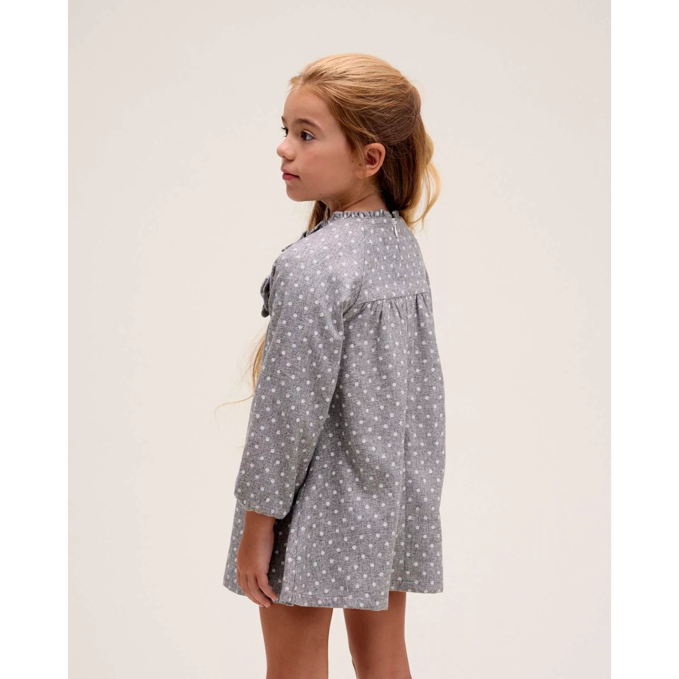 Vestido de niña en gris jaspeado con topos