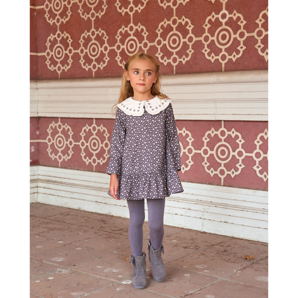 Vestido de niña gris con hojas blancas