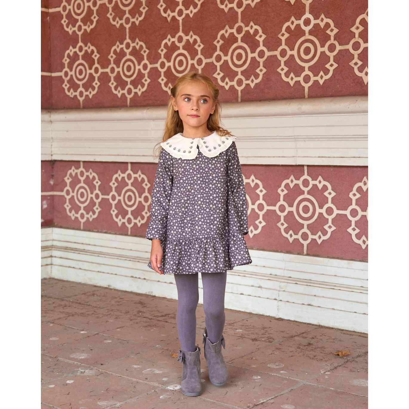 Vestido de niña gris con hojas blancas