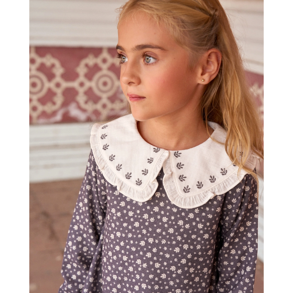 Vestido de niña gris con hojas blancas