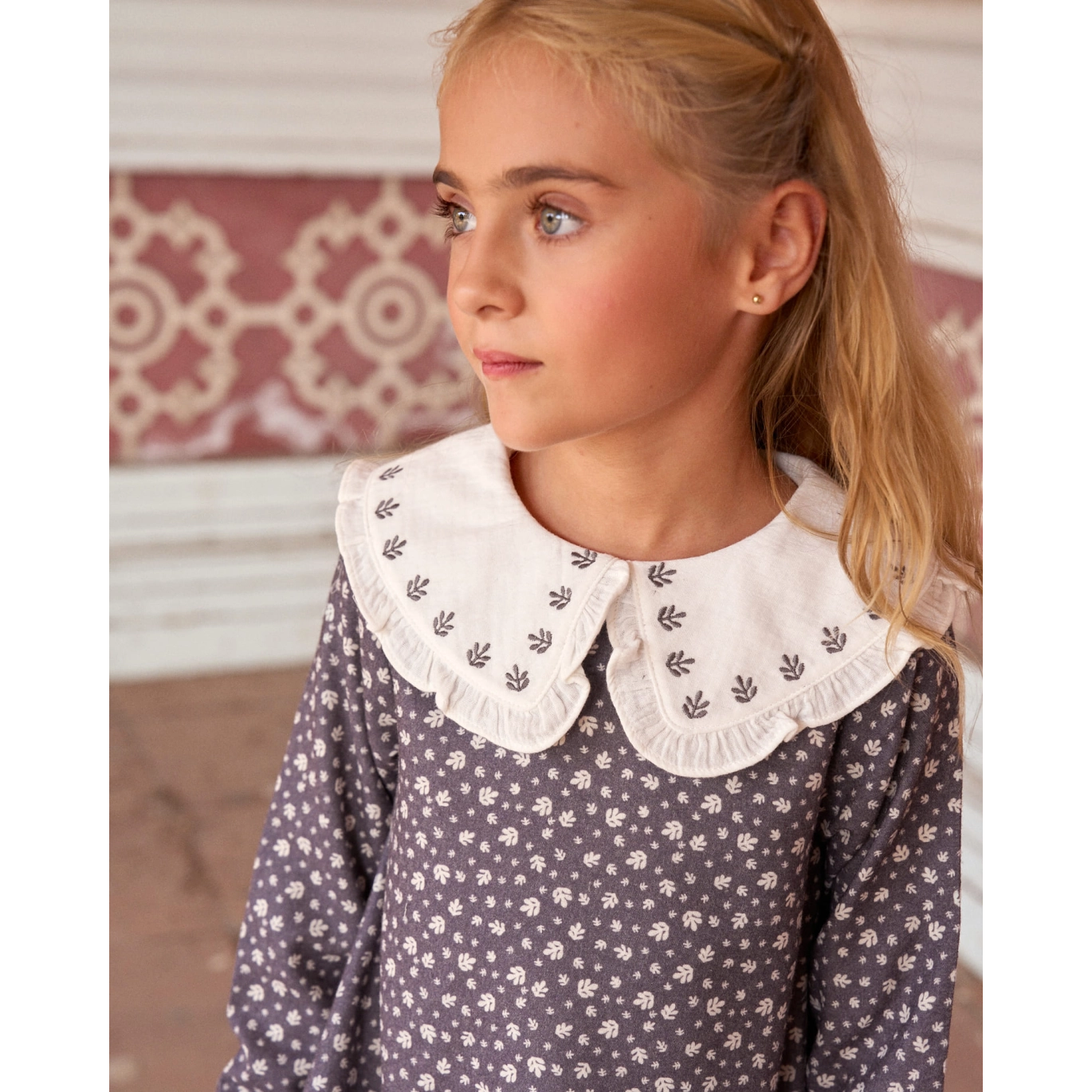 Vestido de niña gris con hojas blancas