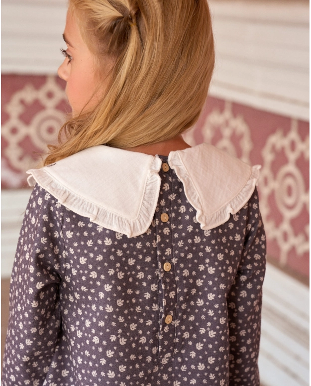 Vestido de niña gris con hojas blancas
