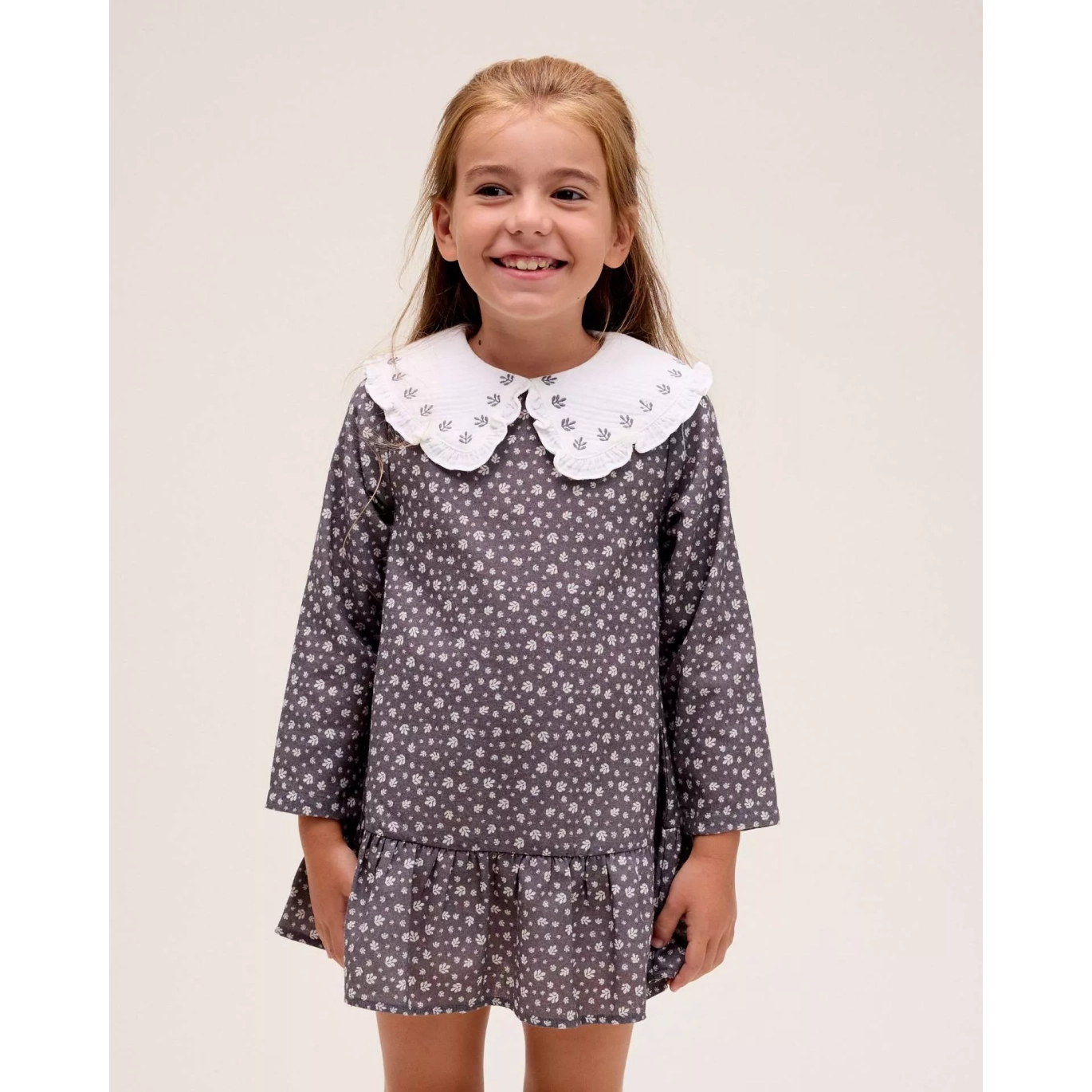 Vestido de niña gris con hojas blancas