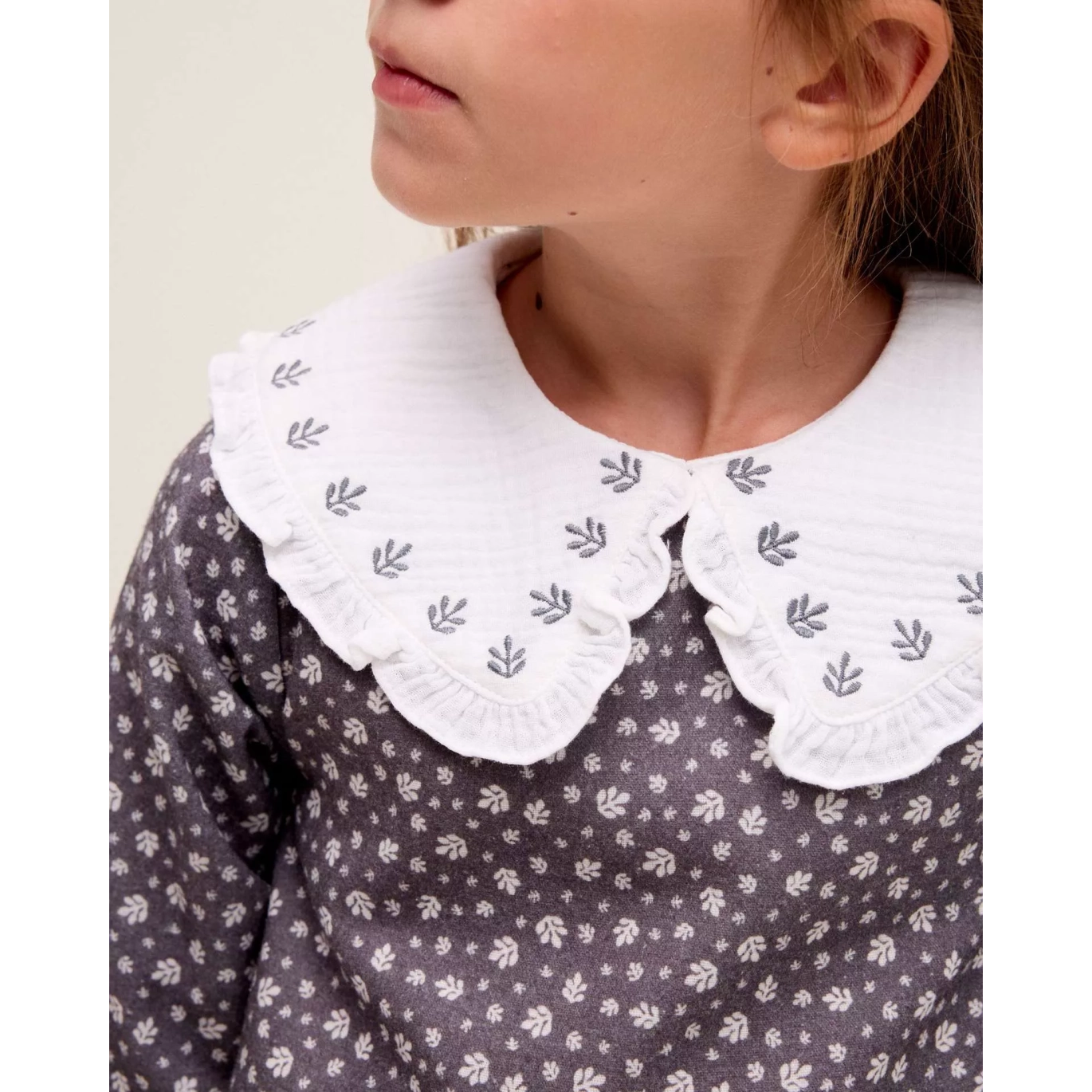 Vestido de niña gris con hojas blancas