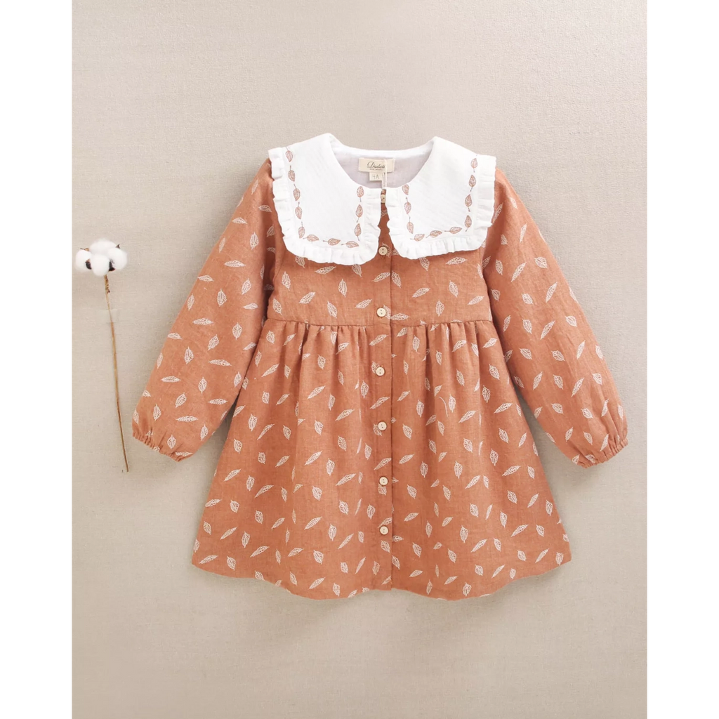 Vestido de niña naranja con estampado de hojas
